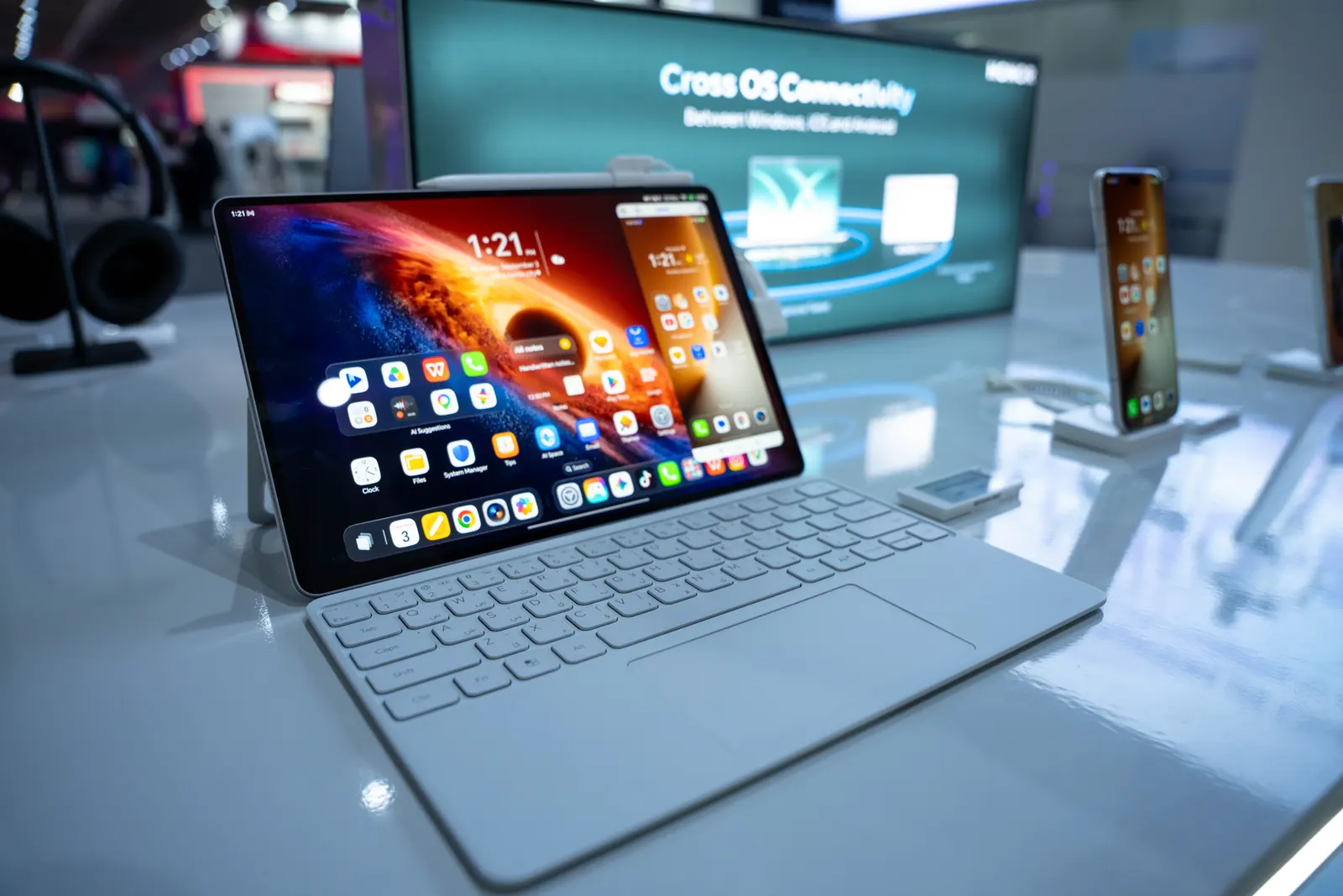 HONOR MagicPad tablet and MagicBook laptop on a desk