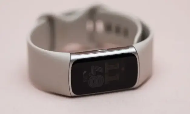 Google Details Fitbit Edge With Bright OLED Screen and Extended Battery
